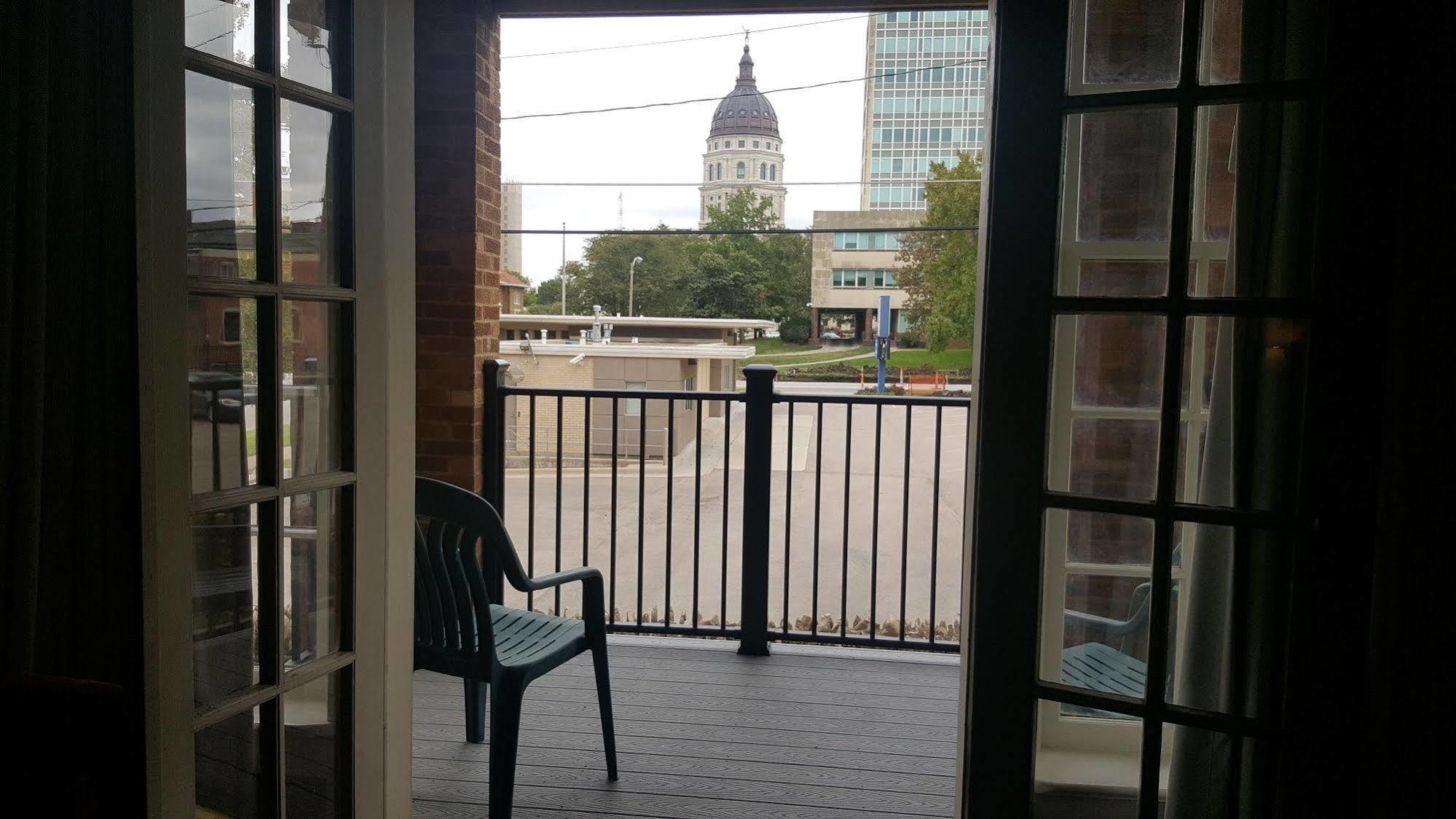 Senate Suites Extended Stay Hotel Topeka Exterior foto